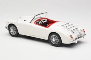 MGA Roadster Old English White Revell 1:18 08455 Pressofusione — immagine 7 di 8