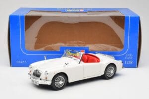 MGA Roadster Old English White Revell 1:18 08455 Pressofusione — immagine 8 di 8