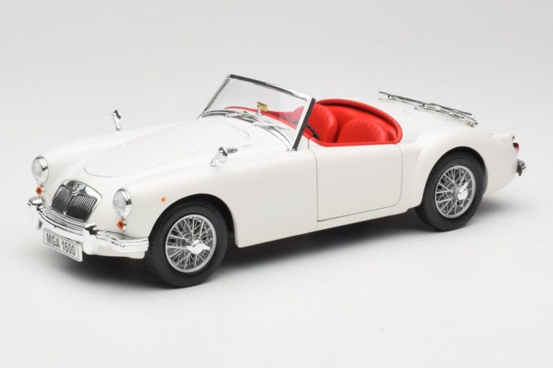 MGA Roadster Old English White Revell 1:18 08455 Pressofusione
