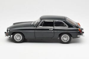 MGB GT Mk2 Coupe Racing Verde AUTOart 1:18 76602 Pressofusione — immagine 4 di 8