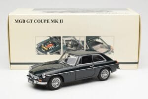 MGB GT Mk2 Coupe Racing Verde AUTOart 1:18 76602 Pressofusione — immagine 8 di 8