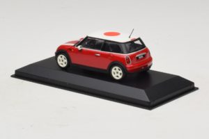 Mini Cooper Rosso Con Bandiera del Giappone Minichamps 1:43 80420309024-R1 Pressofusione — immagine 3 di 5
