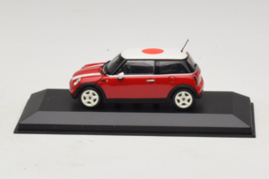 Mini Cooper Rosso Con Bandiera del Giappone Minichamps 1:43 80420309024-R1 Pressofusione