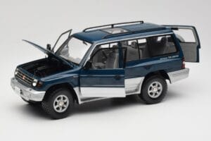 Mitsubishi Pajero V20 LWB Blu & Argento Sun Star 1:18 1212 Pressofusione — immagine 2 di 8