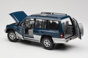 Mitsubishi Pajero V20 LWB Blu & Argento Sun Star 1:18 1212 Pressofusione — immagine 5 di 8