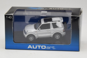 Mitsubishi Pajero SWB Argento AUTOart 1:43 57113 Pressofusione — immagine 4 di 4