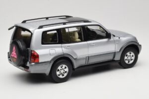 Mitsubishi Pajero V73 Blu YC Model 1:18 241218040102010209 Pressofusione — immagine 3 di 8