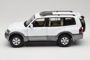 Mitsubishi Pajero V73 Bianco YC Model 1:18 241218040103010206 Pressofusione — immagine 4 di 8