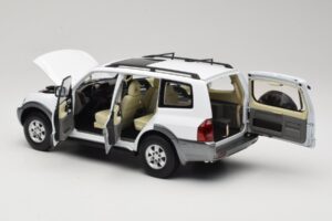 Mitsubishi Pajero V73 Bianco YC Model 1:18 241218040103010206 Pressofusione — immagine 5 di 8