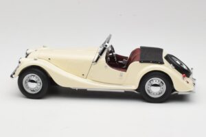 Morgan 4/4 Series II Bianco Kyosho 1:18 08111W Pressofusione — immagine 4 di 8