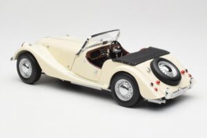 Morgan 4/4 Series II Bianco Kyosho 1:18 08111W Pressofusione — immagine 7 di 8