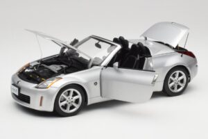 Nissan 350Z Z33 Roadster Diamond Argento AUTOart 1:18 77371 Pressofusione — immagine 2 di 8