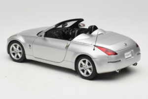 Nissan Fairlady Z Z33 Roadster Diamond Silver AUTOart 1:18 77376 Pressofusione — immagine 7 di 8