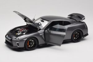 Nissan GT-R R35 Track Edition NISMO Gun Metallic MotorHelix 1:18 M83507 Pressofusione — immagine 2 di 8