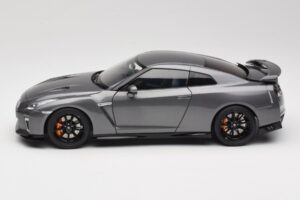 Nissan GT-R R35 Track Edition NISMO Gun Metallic MotorHelix 1:18 M83507 Pressofusione — immagine 4 di 8