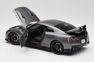 Nissan GT-R R35 Track Edition NISMO Gun Metallic MotorHelix 1:18 M83507 Pressofusione — immagine 5 di 8