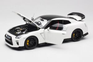 Nissan GT-R R35 Track Edition NISMO Pearl White MotorHelix 1:18 M83518 Pressofusione — immagine 2 di 8