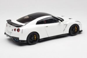 Nissan GT-R R35 Track Edition NISMO Pearl White MotorHelix 1:18 M83518 Pressofusione — immagine 3 di 8
