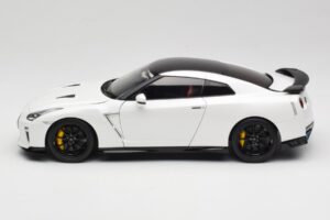 Nissan GT-R R35 Track Edition NISMO Pearl White MotorHelix 1:18 M83518 Pressofusione — immagine 4 di 8