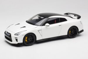 Nissan GT-R R35 Track Edition NISMO Pearl White MotorHelix 1:18 M83518 Pressofusione