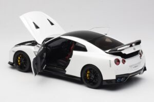 Nissan GT-R R35 Track Edition NISMO Pearl White MotorHelix 1:18 M83518 Pressofusione — immagine 5 di 8