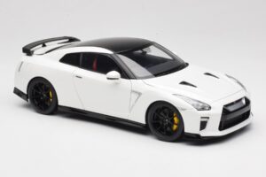 Nissan GT-R R35 Track Edition NISMO Pearl White MotorHelix 1:18 M83518 Pressofusione — immagine 6 di 8