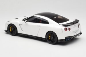 Nissan GT-R R35 Track Edition NISMO Pearl White MotorHelix 1:18 M83518 Pressofusione — immagine 7 di 8