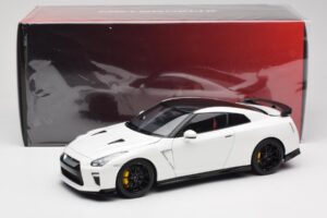 Nissan GT-R R35 Track Edition NISMO Pearl White MotorHelix 1:18 M83518 Pressofusione — immagine 8 di 8