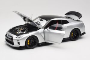 Nissan GT-R R35 Track Edition NISMO T-Spec Ultimate Metal Silver MotorHelix 1:18 M83517 Pressofusione — immagine 2 di 8
