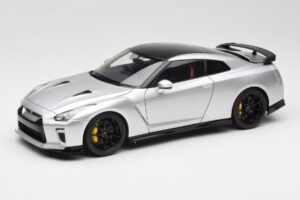 Nissan GT-R R35 Track Edition NISMO T-Spec Ultimate Metal Silver MotorHelix 1:18 M83517 Pressofusione
