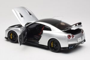 Nissan GT-R R35 Track Edition NISMO T-Spec Ultimate Metal Silver MotorHelix 1:18 M83517 Pressofusione — immagine 5 di 8