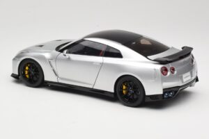 Nissan GT-R R35 Track Edition NISMO T-Spec Ultimate Metal Silver MotorHelix 1:18 M83517 Pressofusione — immagine 7 di 8