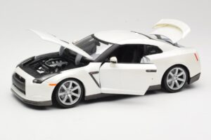 Nissan GT-R R35 Bianco Bburago 1:18 18-12079 Pressofusione — immagine 2 di 8