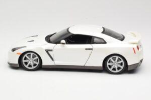Nissan GT-R R35 Bianco Bburago 1:18 18-12079 Pressofusione — immagine 4 di 8
