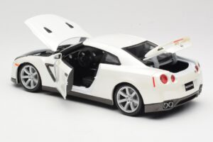 Nissan GT-R R35 Bianco Bburago 1:18 18-12079 Pressofusione — immagine 5 di 8