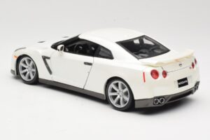 Nissan GT-R R35 Bianco Bburago 1:18 18-12079 Pressofusione — immagine 7 di 8