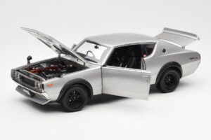Nissan Skyline 2000 GT-R KPGC110 Argento Kyosho 1:18 08255S Pressofusione — immagine 2 di 8