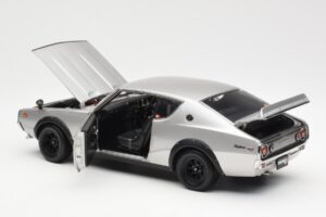 Nissan Skyline 2000 GT-R KPGC110 Argento Kyosho 1:18 08255S Pressofusione — immagine 5 di 8