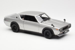 Nissan Skyline 2000 GT-R KPGC110 Argento Kyosho 1:18 08255S Pressofusione — immagine 6 di 8