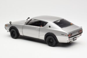 Nissan Skyline 2000 GT-R KPGC110 Argento Kyosho 1:18 08255S Pressofusione — immagine 7 di 8
