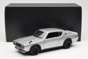 Nissan Skyline 2000 GT-R KPGC110 Argento Kyosho 1:18 08255S Pressofusione — immagine 8 di 8