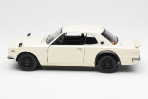 Nissan Skyline 2000 GT-R KPGC110 Bianco Kyosho 1:18 08127W Pressofusione — immagine 4 di 8