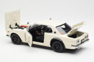 Nissan Skyline 2000 GT-R KPGC110 Bianco Kyosho 1:18 08127W Pressofusione — immagine 5 di 8