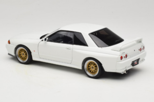 Nissan Skyline GT-R R32 V-Spec II Tuned Crystal White AUTOart 1:18 77416 Pressofusione — immagine 7 di 8