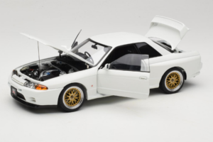Nissan Skyline GT-R R32 V-Spec II Tuned Crystal White AUTOart 1:18 77416 Pressofusione — immagine 2 di 8