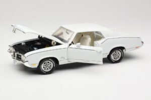 Oldsmobile Cutlass SX Bianco ERTL 1:18 33775 Pressofusione — immagine 2 di 8