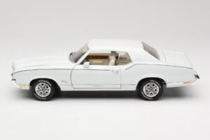 Oldsmobile Cutlass SX Bianco ERTL 1:18 33775 Pressofusione — immagine 4 di 8