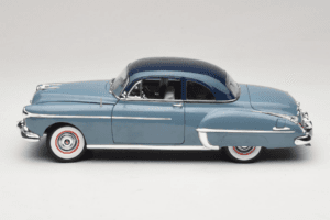 Oldsmobile 88 Blu Grease Auto World 1:18 AWSS103/06 Pressofusione — immagine 4 di 8