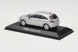 Opel Astra H GTC Argento Minichamps 1:43 ASTRA003 Pressofusione — immagine 3 di 4