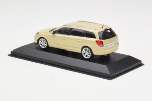 Opel Astra H Station Wagon Giallo Minichamps 1:43 1799098 Pressofusione — immagine 3 di 4